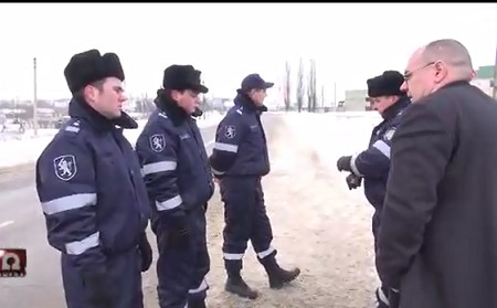 Вооруженные полицейские охраняли порядок от гулявших выпускников.