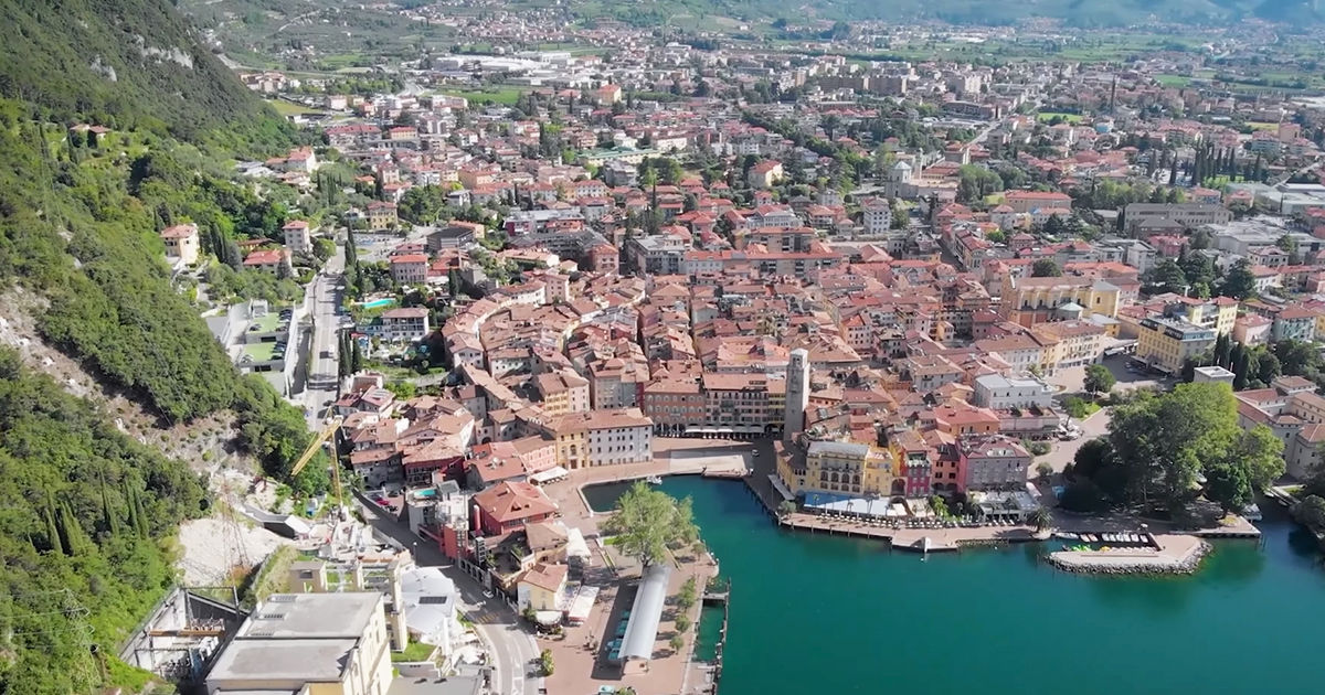 O regiune pitorească din Italia oferă până la 100.000 de euro pentru mutare și achiziția unei locuințe.