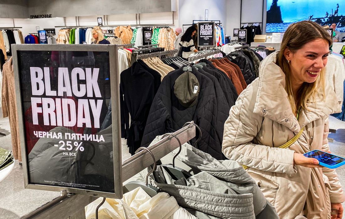 Consumatorii, îndemnați să fie vigilenți și să protejeze finanțele proprii în perioada reducerilor de Black Friday.