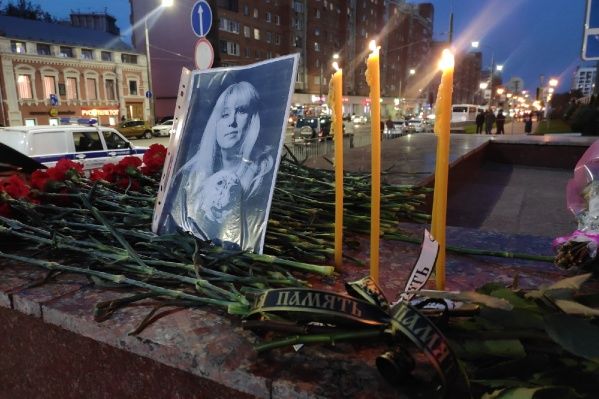 Журналистка Ирина Славина подожгла себя около здания МВД. Она скончалась.