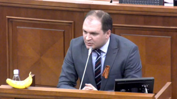 К парламентской трибуне Чебан вышел с бананами.