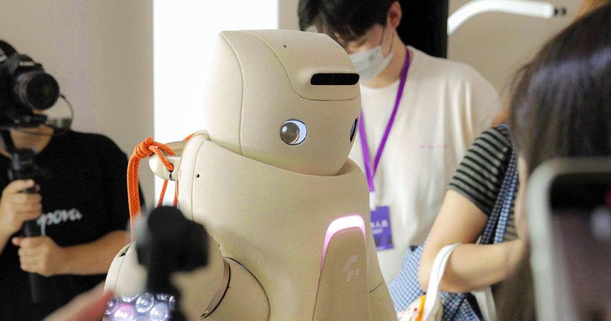 Un robot cu inteligență emoțională capabil să empatizeze, creat.