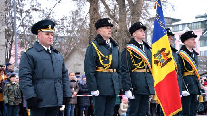 Peste 600 de tineri au depus jurământul militar