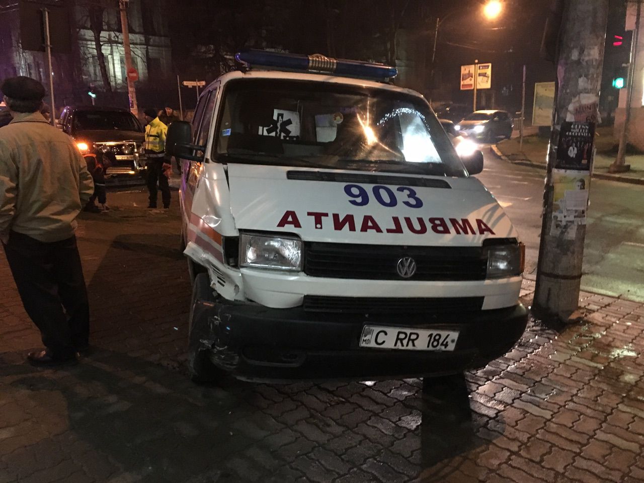 O ambulanță și un jeep s-au ciocnit în centrul Chișinăului.