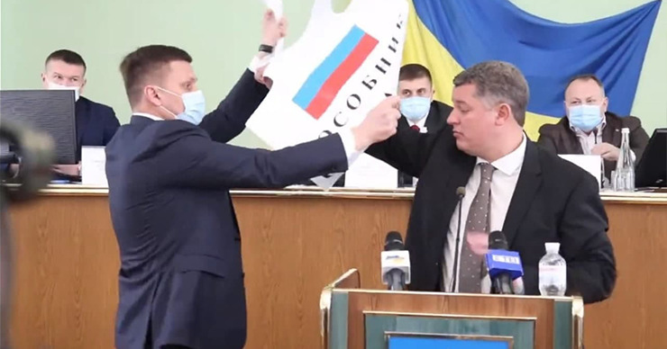 Украинские депутаты устроили потасовку из-за флага России.