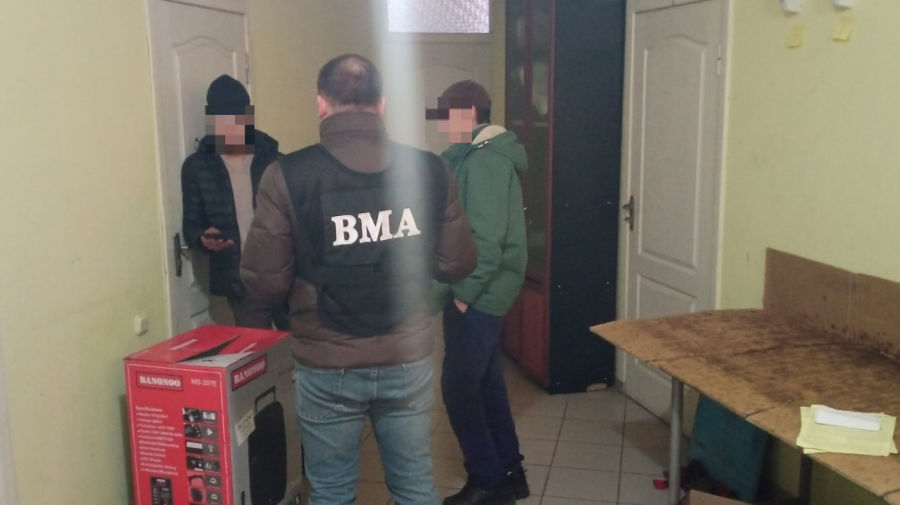 Работали в кондитерской нелегально: в столице задержали граждан Узбекистана.