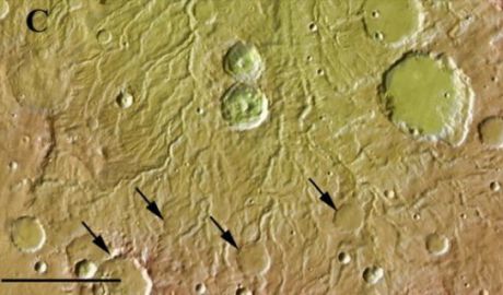 Precipitaţiile abundente de pe suprafaţa marţiană au dus la crearea unor canale în jurul craterelor. Foto: sciencedaily.com