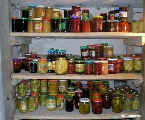 Добычей злоумышленника стали закатки, овощи, а также 10-литровый бутыль с домашним вином.