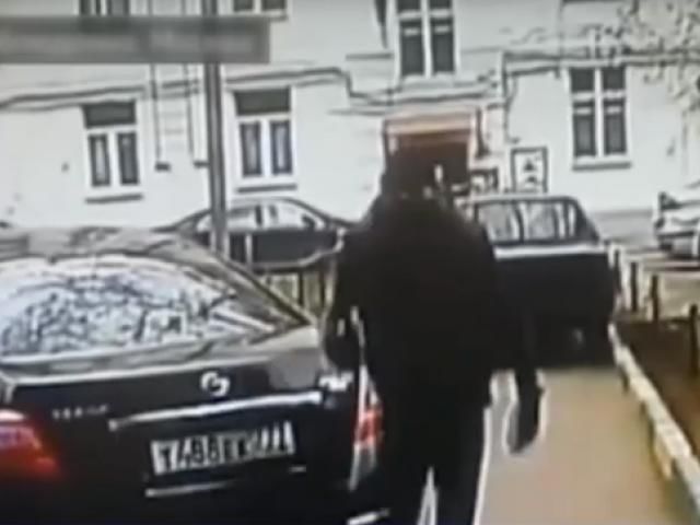 Atacatorul purta o cagulă şi era îmbrăcat în negru. 