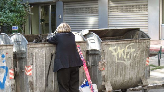 O româncă a fost găsită moartă, înfăşurată într-un covor, în Italia. 