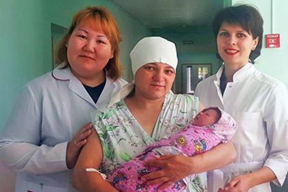 Роженица осталась с сестрой в тайге, а мужчина побежал к дороге, пытаясь поймать сигнал сотовой связи.
