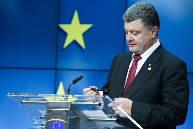 Порошенко назвал отмену регионального статуса русского языка ошибкой.