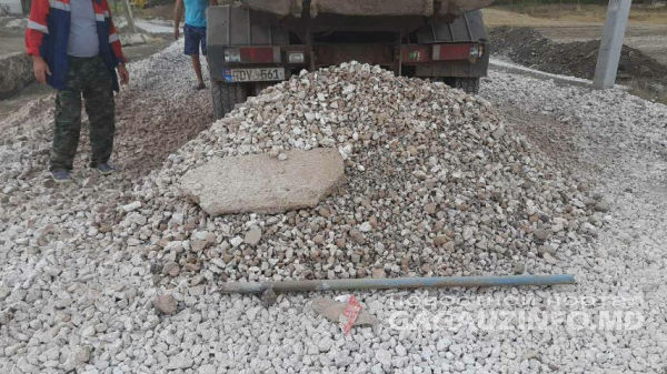 В Конгазчике пресекли попытку некачественного ремонта дороги. Фото: gagauzinfo.md.