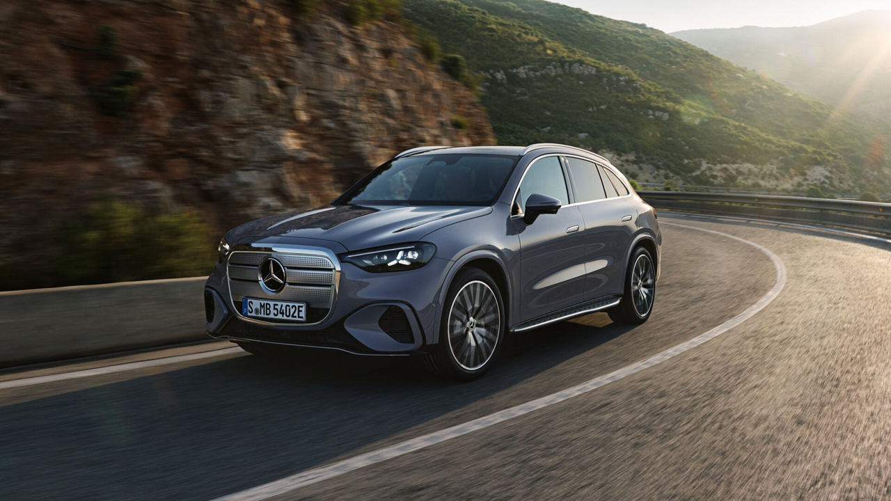 Modelul Mercedes-Benz GLC pe baterii, prezentat: Autonomie de 713 kilometri fără încărcare și ecran de un metru.