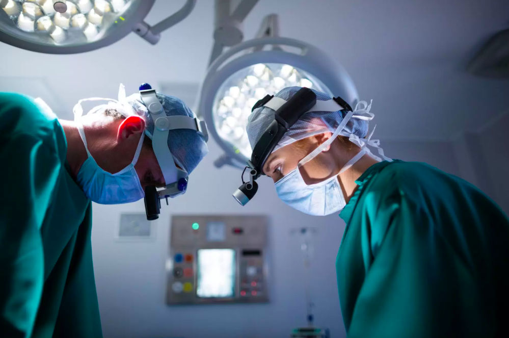 Un cip, implantat pentru prima dată în creierul unui pacient din China pentru restabilirea funcțiilor mâinii.