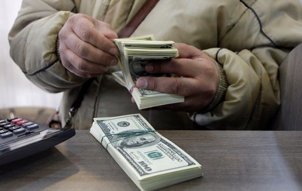 Украинцы массово продают валюту в интернете