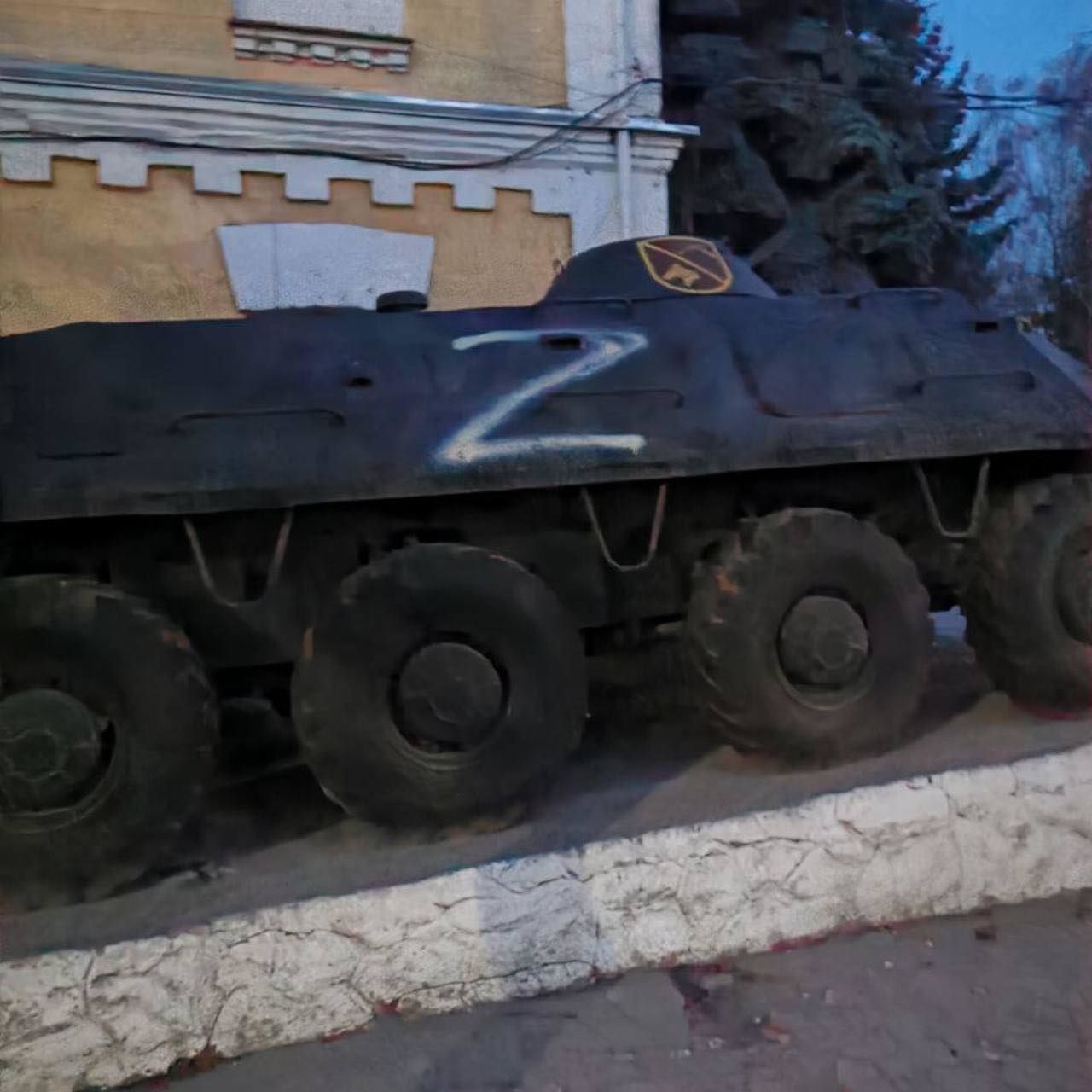 В Бельцах на бронетранспортере у воинской части неизвестные нарисовали знак "Z".