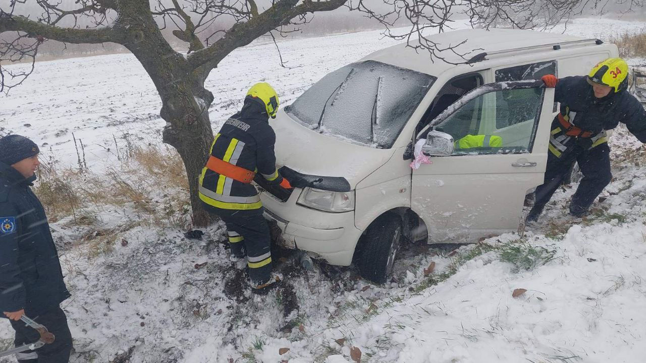 Спасатели помоги почти 1000 жителей Молдовы выбраться из снежного плена.