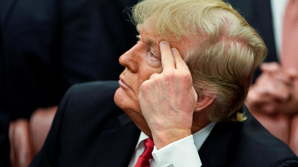 Трампа обвинили в распространении ложных сведений по коронавирусу.