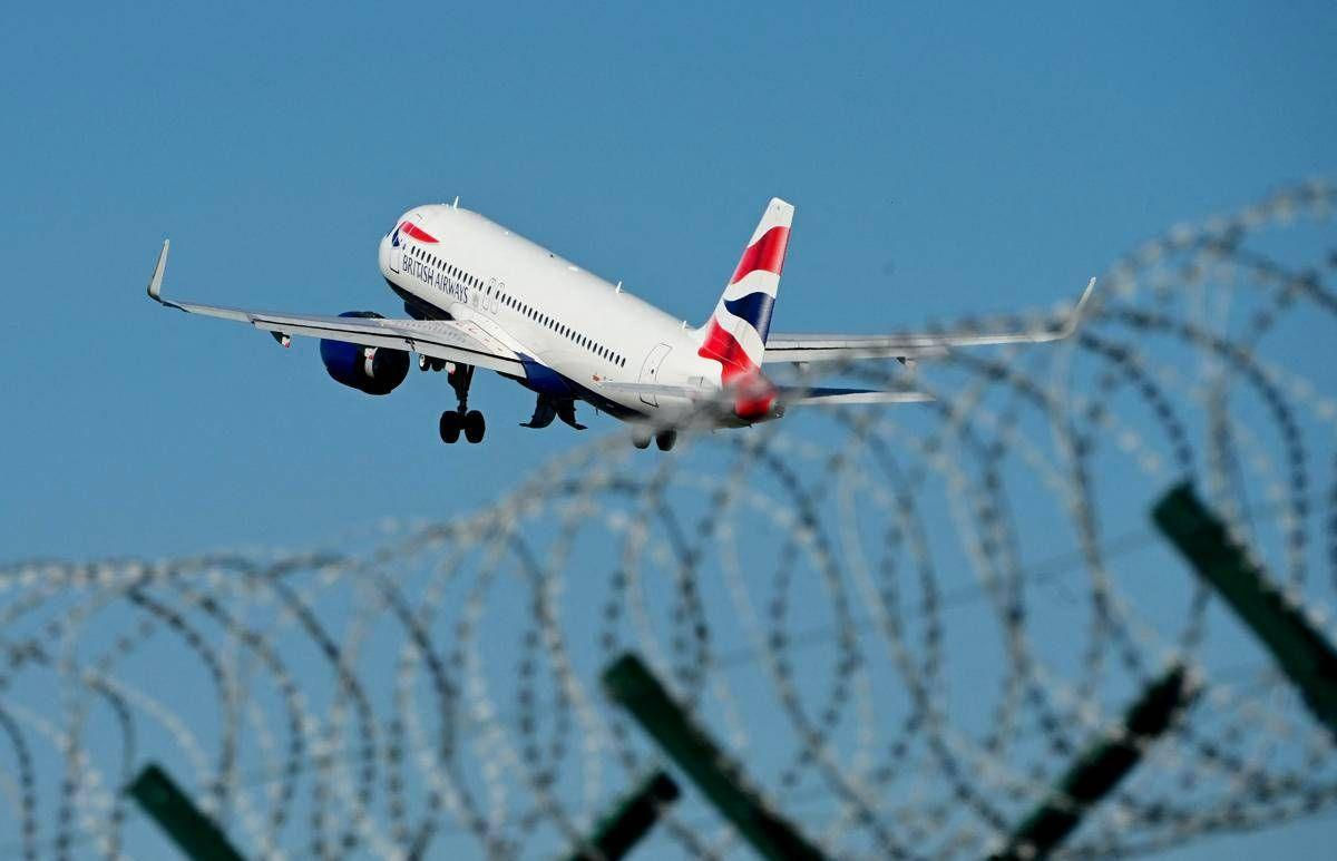 Rezerve doar pentru 10 zile: UE riscă probleme cu zborurile din cauza deficitului de combustibil aviatic.