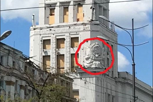 Харьковский горсовет отказался демонтировать со здания советский герб.