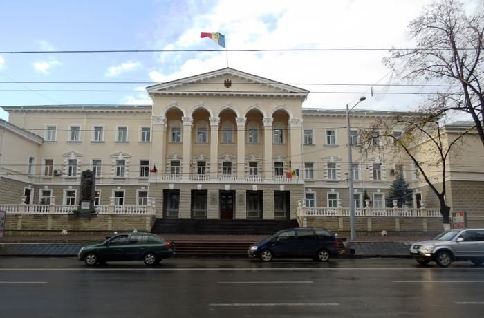Бывший полицейский предложил ему взятку в 500 тыс. леев.
