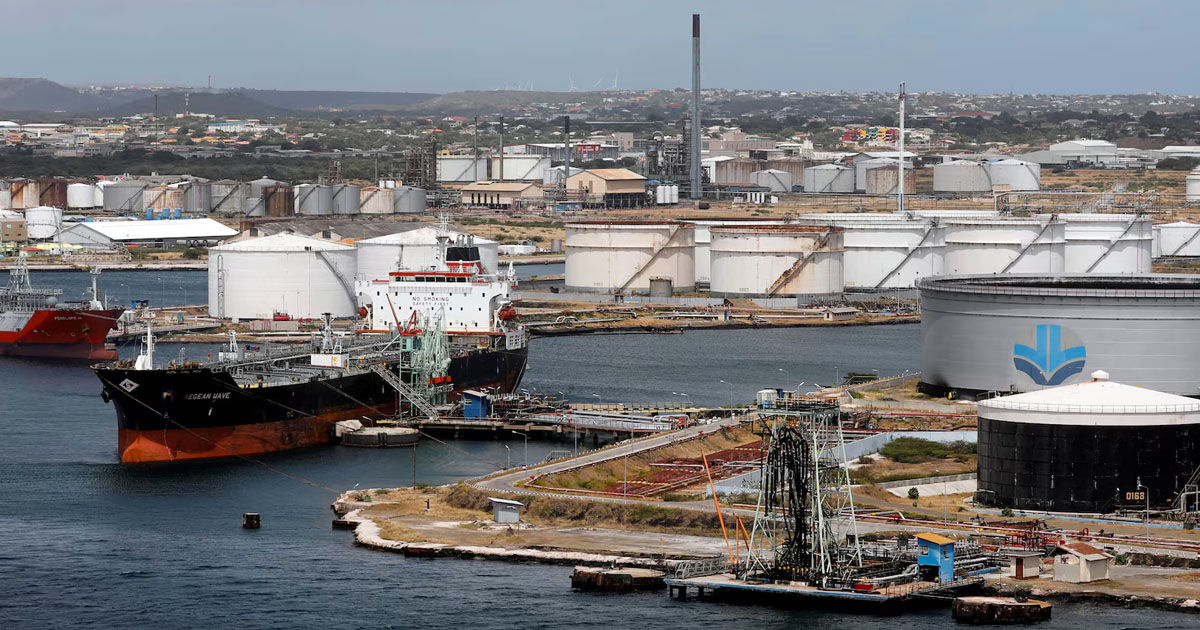 Венесуэла вынуждена "сбрасывать" нефть после ареста танкера Соединенными Штатами.