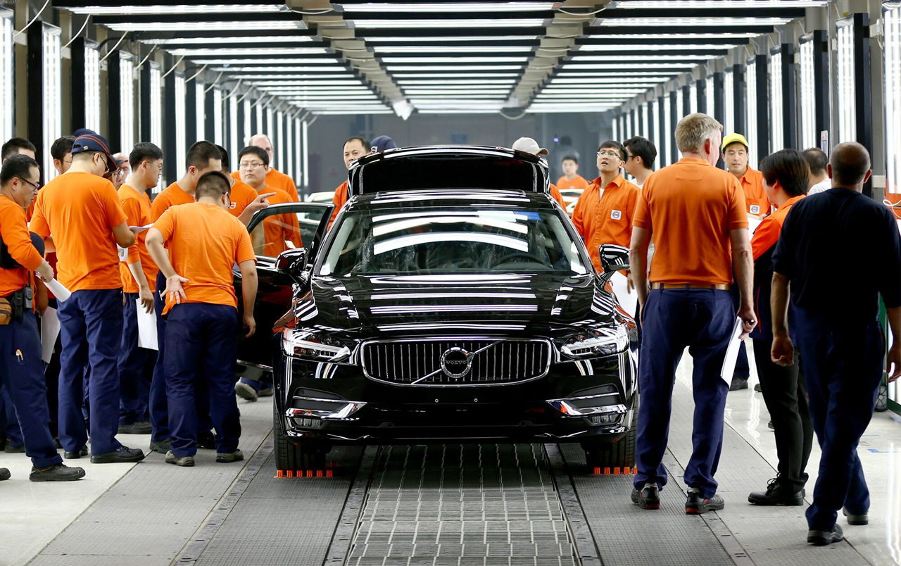 Volvo Car уволит 1,3 тыс. офисных сотрудников в Швеции.