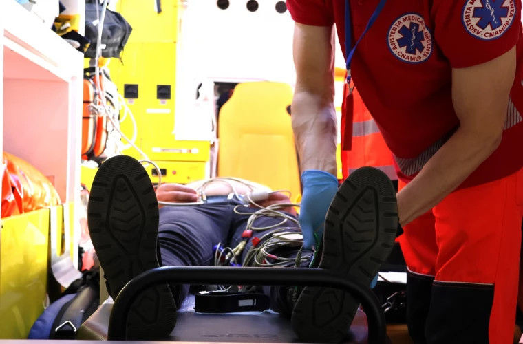 Un bărbat de 71 de ani, salvat de medici într-o stație de transport public.