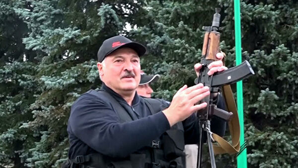 Лукашенко ответил на критику из-за появления с автоматом.