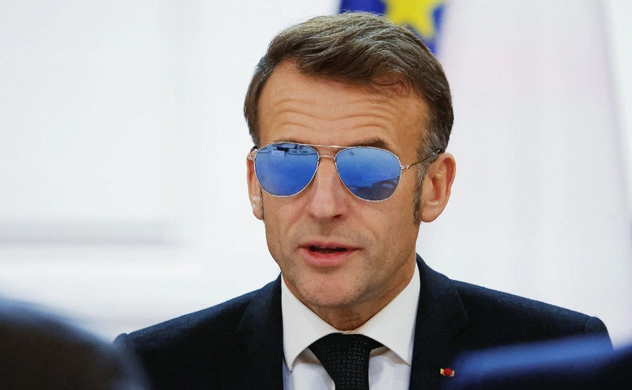 Macron a sosit la o întâlnire de la Palatul Elysee purtând ochelari de soare.