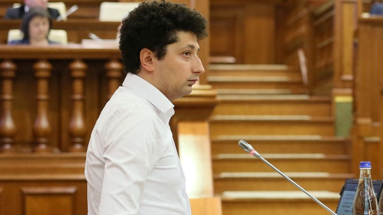Мариан займет место Уланова в постоянном бюро.