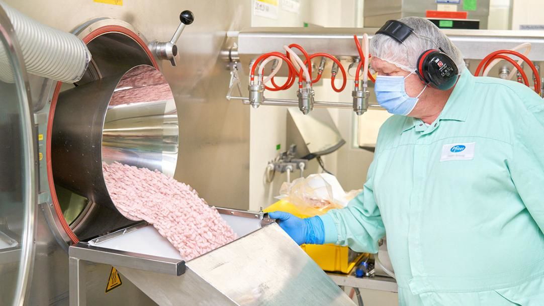 В Евросоюзе одобрили применение COVID-таблеток Pfizer.