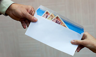 Работодатели стали отказываться от выдачи зарплат в конвертах.