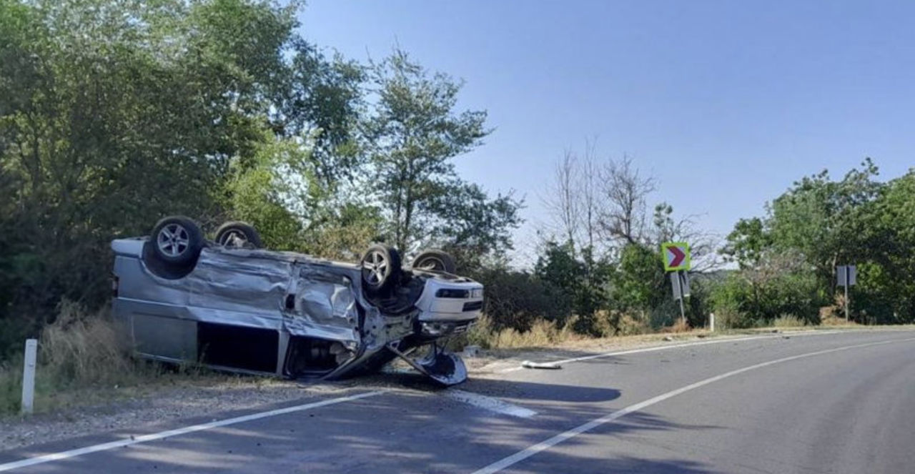 В Новоаненском районе произошло ДТП: автомобиль перевернулся после столкновения.