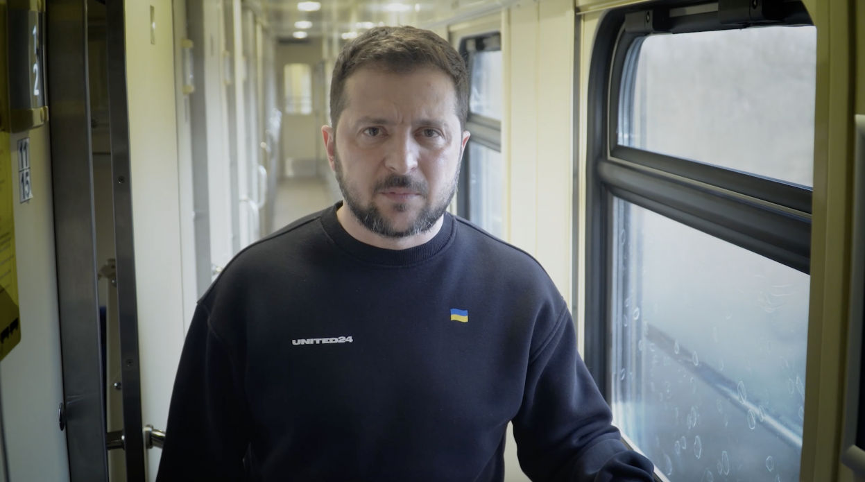 Зеленский: Я сейчас в поезде - использую каждую возможность, чтобы поддержать дух наших людей.