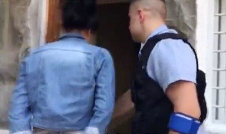 Задержанная была помещена под домашний арест.