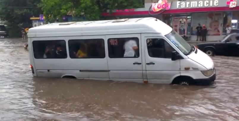 Străzile din Chișinău au fost inundate după ce a plouat torenţial mai bine de o oră.