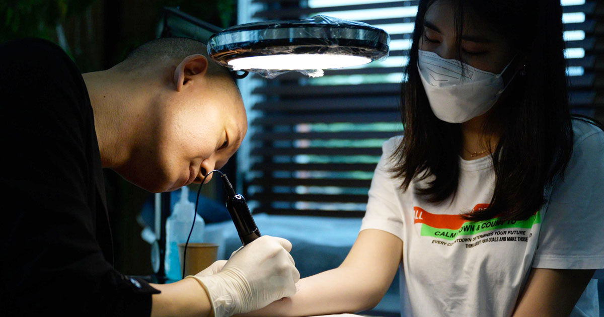 Pentru prima dată în peste 30 de ani, Coreea de Sud le-a permis artiștilor tatuatori să lucreze fără licență medicală.