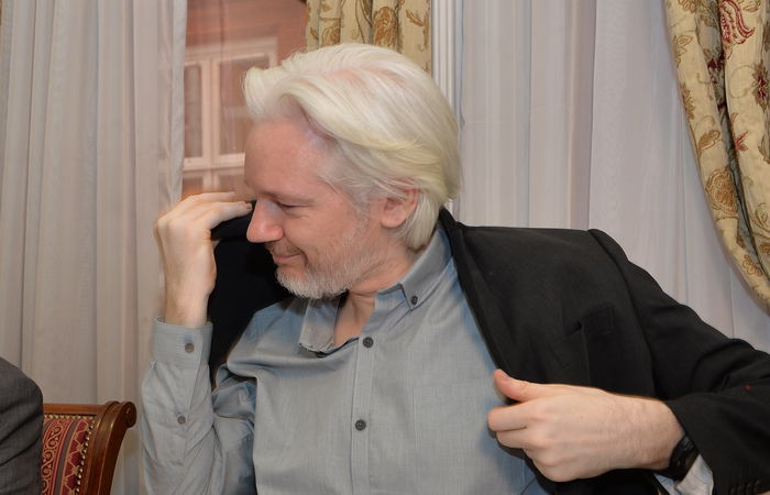 Основатель сайта WikiLeaks готов встретиться со шведскими следователями.