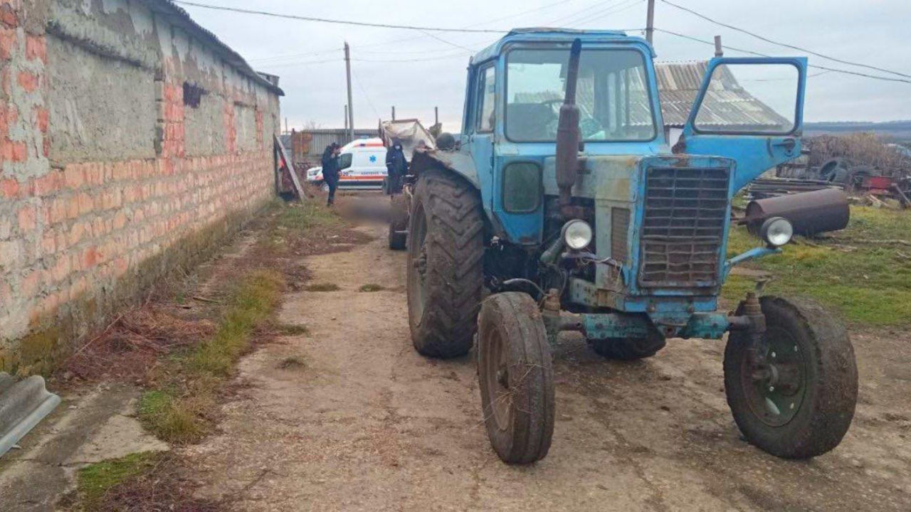 В Единецком районе мужчина погиб, попав под колеса тракторного прицепа.