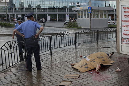 Женщина, погибшая около вокзала в Донецке. Фото: Макс Ветров / AP