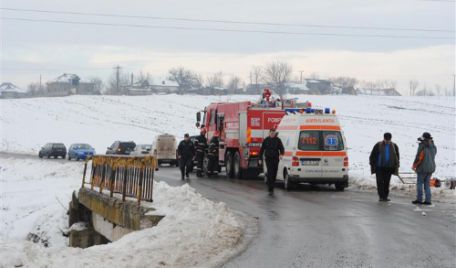 Zeci de maşini au rămas blocate pe trasele naţionale din cauza poleiului.