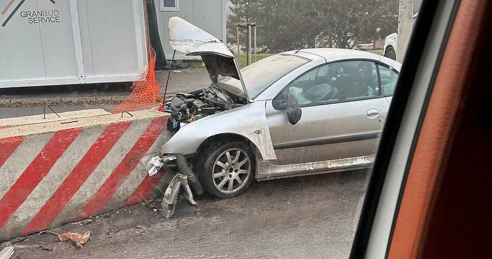 На мосту Михая Витязула водитель врезался в бетонный блок.