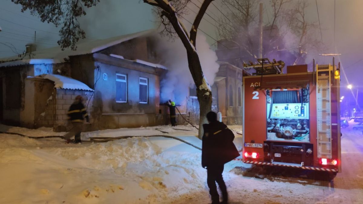 В столице полицейские спасли из горящего дома трех человек