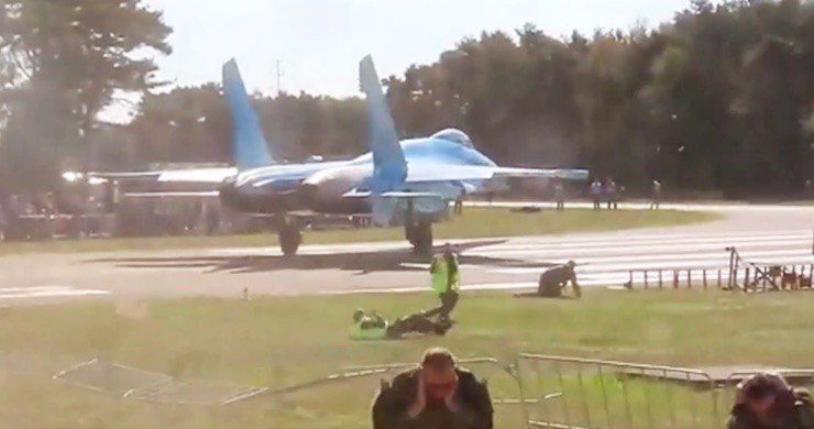 На авиашоу Sanicole Airshow в Бельгии украинский истребитель Су-27 «сдул» людей. 