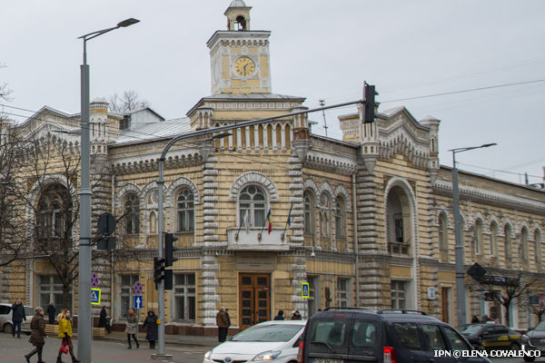 Analist: Cine va câștiga bătălia în Capitală va porni în parlamentare