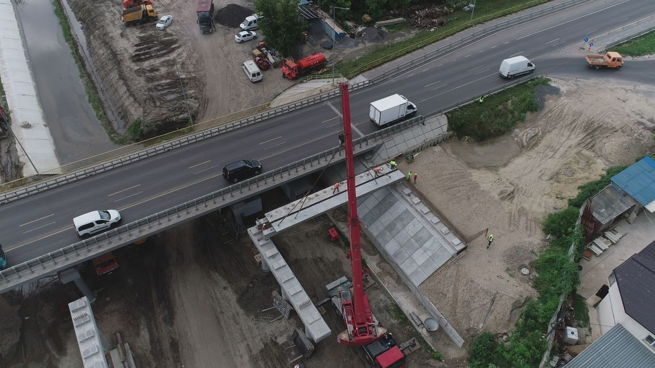 Ремонт моста через реку Бык идет полным ходом.