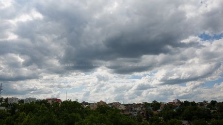 Vremea va fi determinată mâine de influența unei zone de aer cu presiunea atmosferică normală.