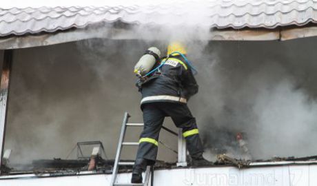 Un apartament de pe şoseaua Hânceşti din capitală a luat foc. Foto: jurnal.md